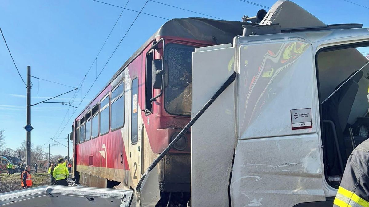 Řidič kamionu nepřežil na Slovensku srážku s vlakem, raněných je 14